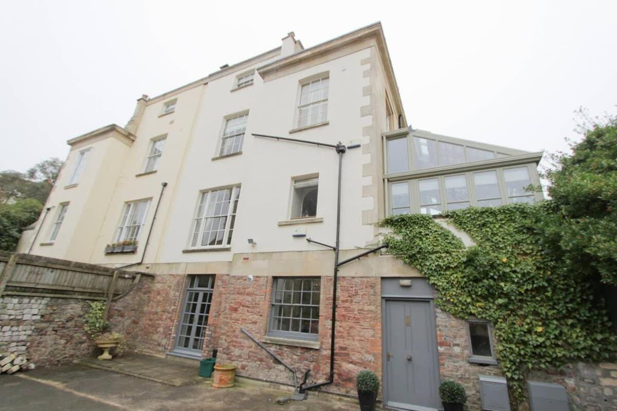 Large Clifton One Bed Flat And Parking Apartment