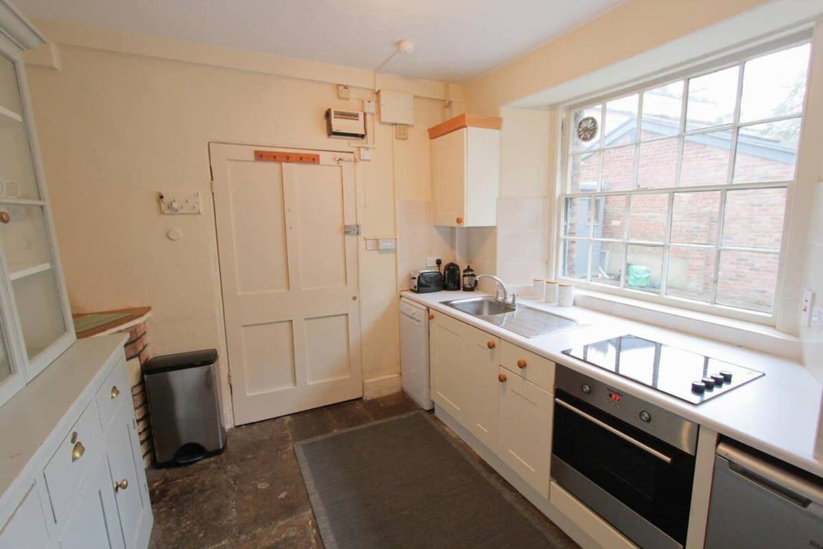 Large Clifton One Bed Flat And Parking Bristol